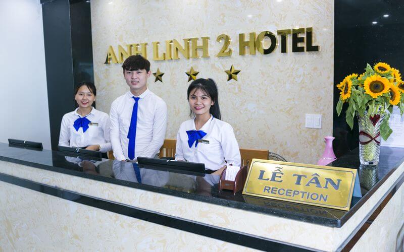 Quầy lễ tân của khách sạn Anh Linh 2 Quảng Bình sẵn sàng phục vụ