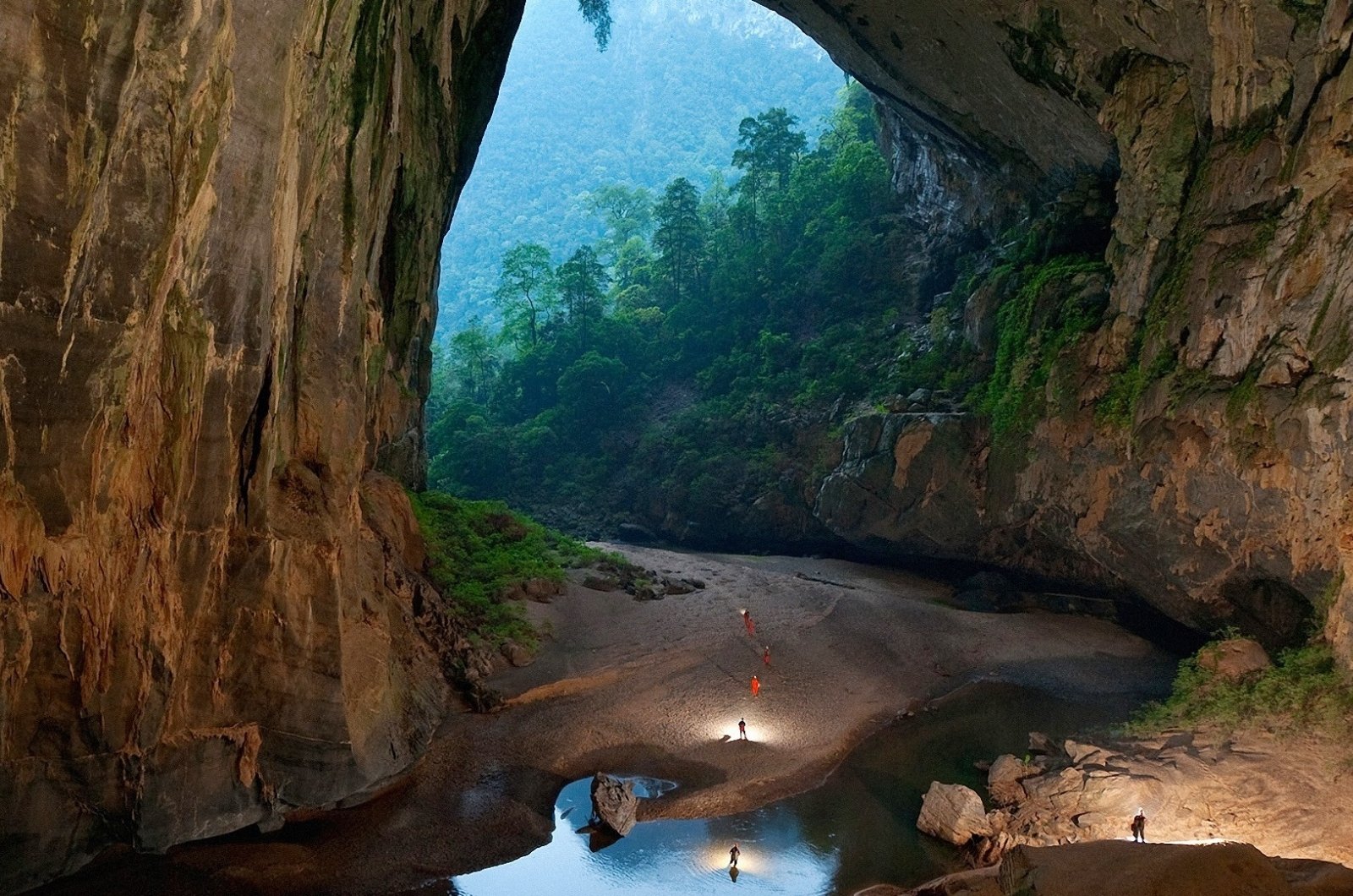 Trekking hang Én cũng là một trải nghiệm nên thử khi đến Quảng Bình