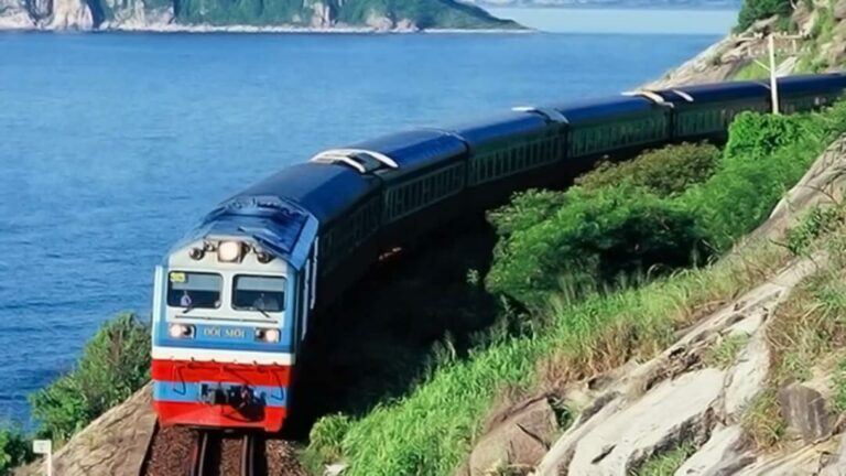Từ Hà Nội bạn có thể dễ dàng di chuyển đến Đồng Hới, Quảng Bình bằng tàu hỏa