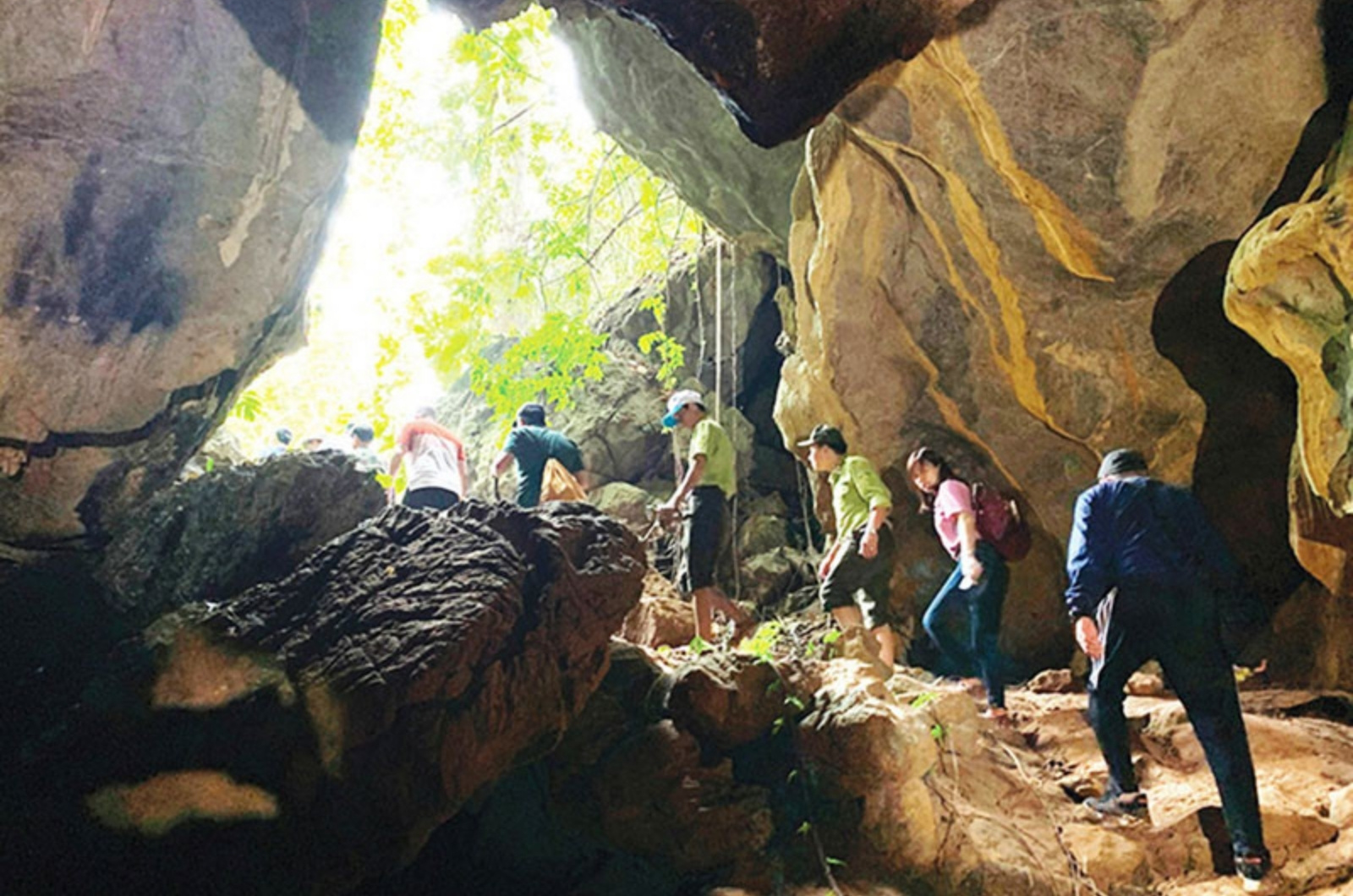 Khám phá bên trong động Tà Puồng