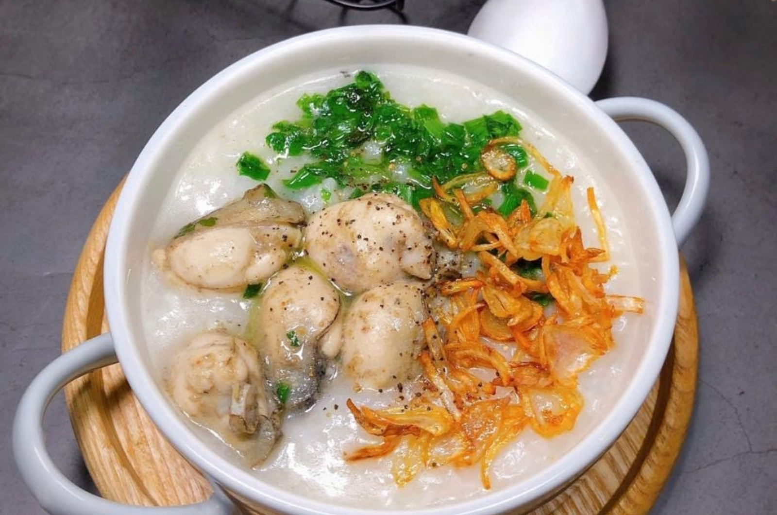 Thưởng thức cháo hàu đầy đủ dinh dưỡng vào buổi sáng