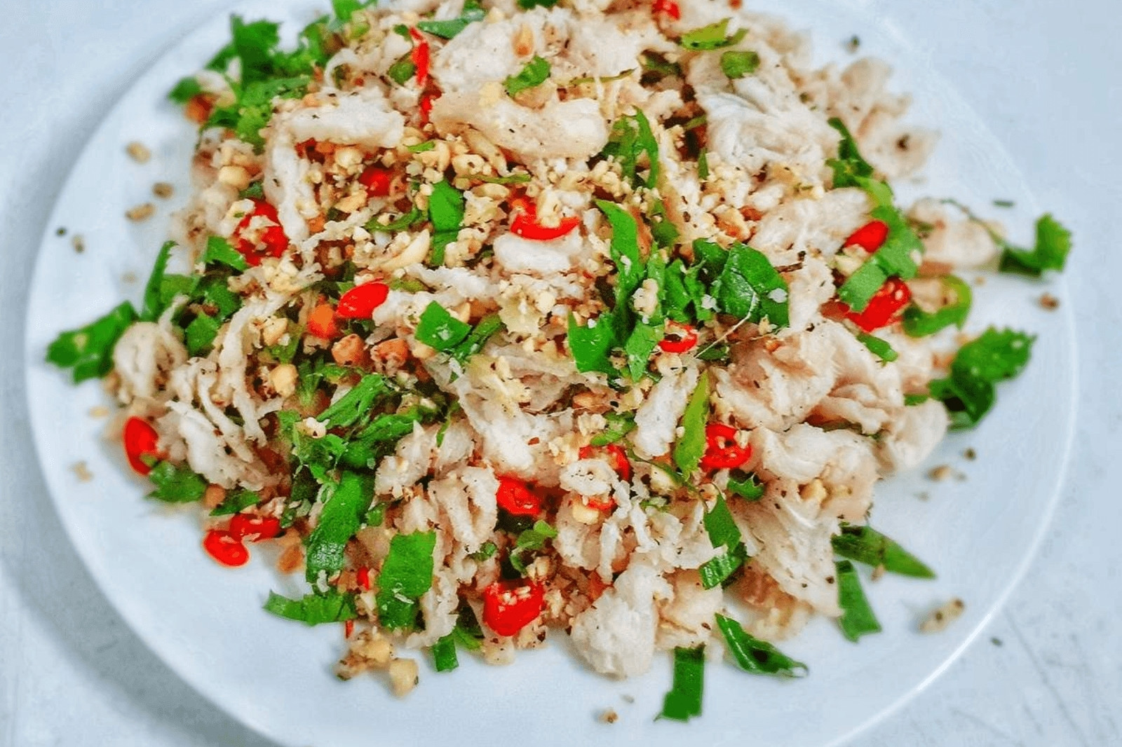 Thưởng thức món gỏi cá nghéo Quảng Bình