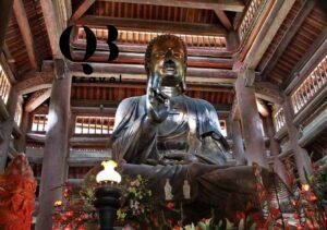 Bức tượng Phật bên trong chùa Non - chùa Kim Phong