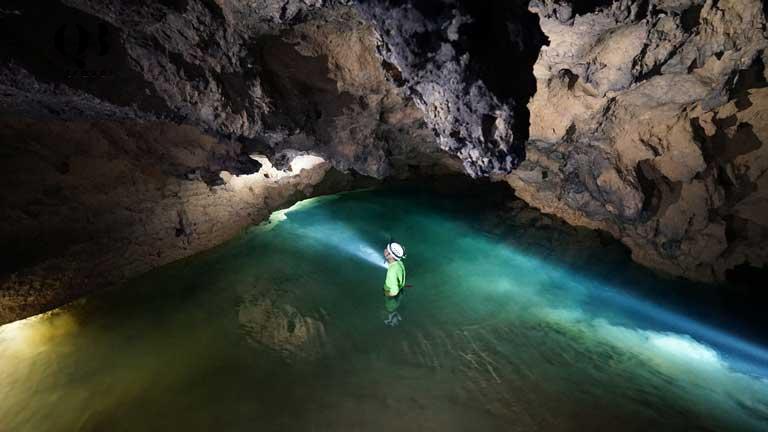 Du khách phải bơi qua con sông ngầm để tiến vào và chiêm ngưỡng vẻ đẹp trong lòng Hang Va