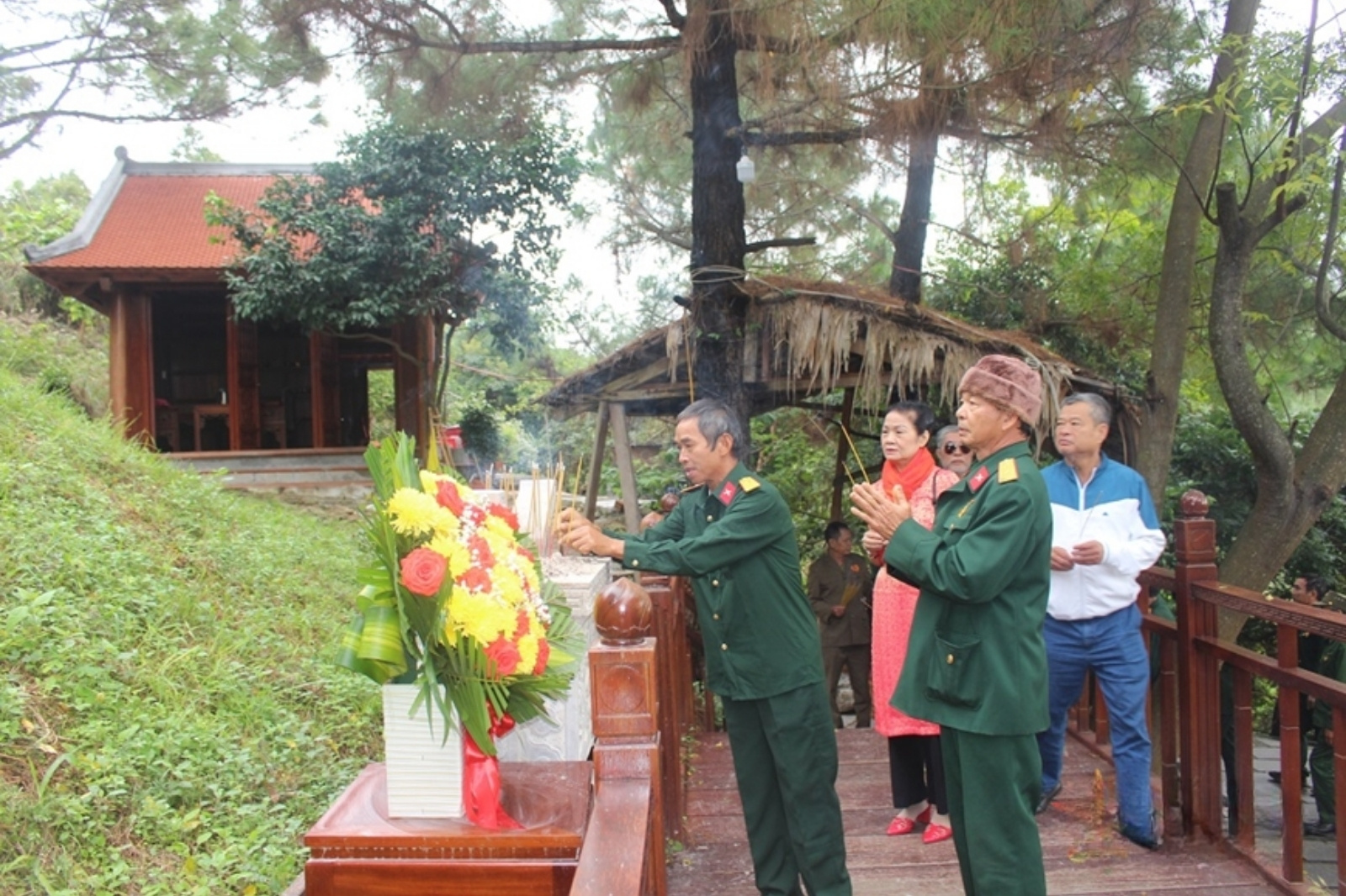 Du khách đến thắp hương viếng mộ Đại tướng