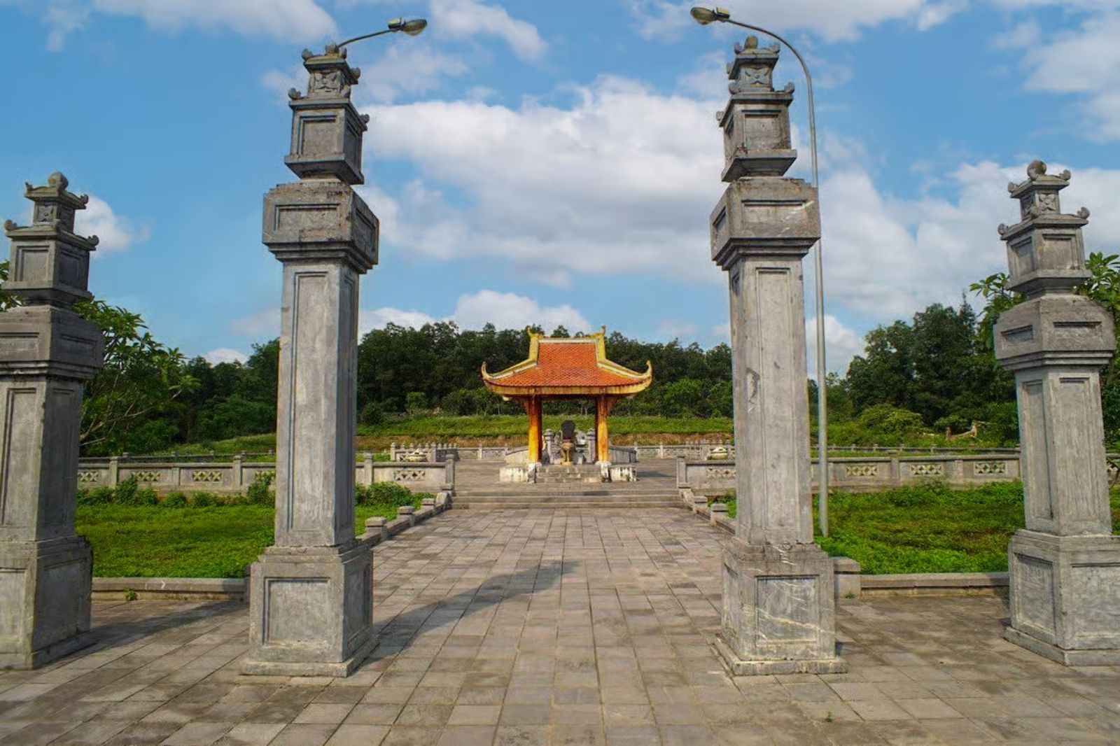 Khuôn viên lăng mộ Nguyễn Hữu Cảnh