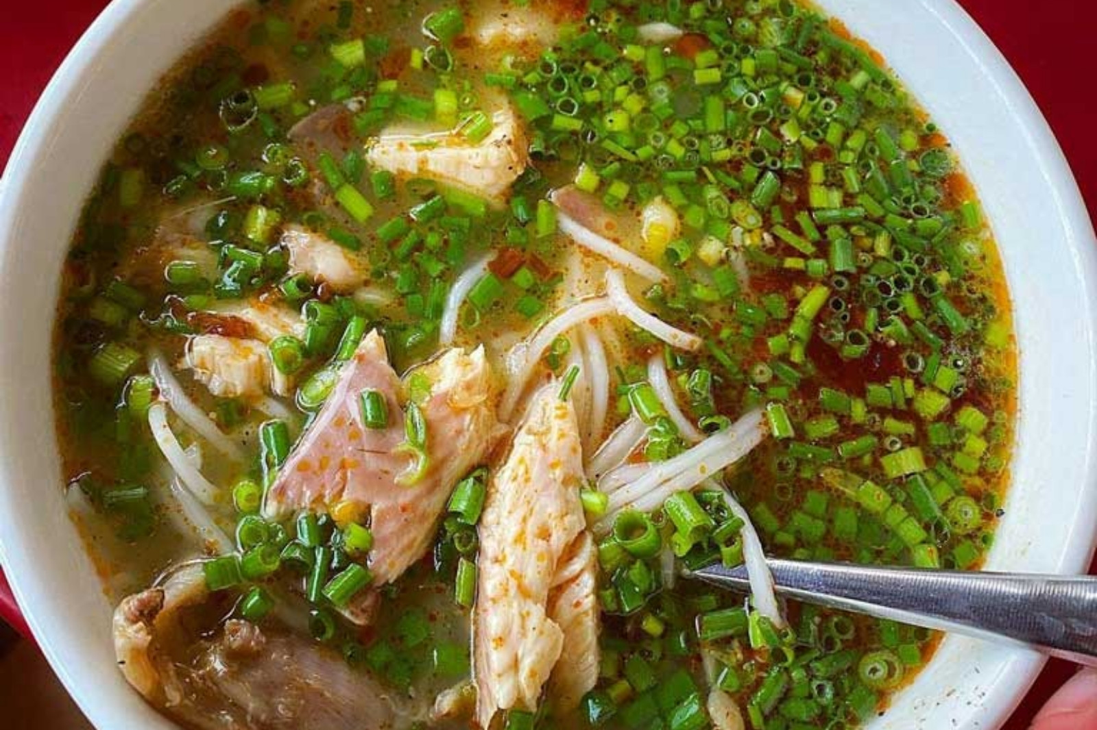 Tô cháo canh hấp dẫn cho một bữa sáng tròn đầy