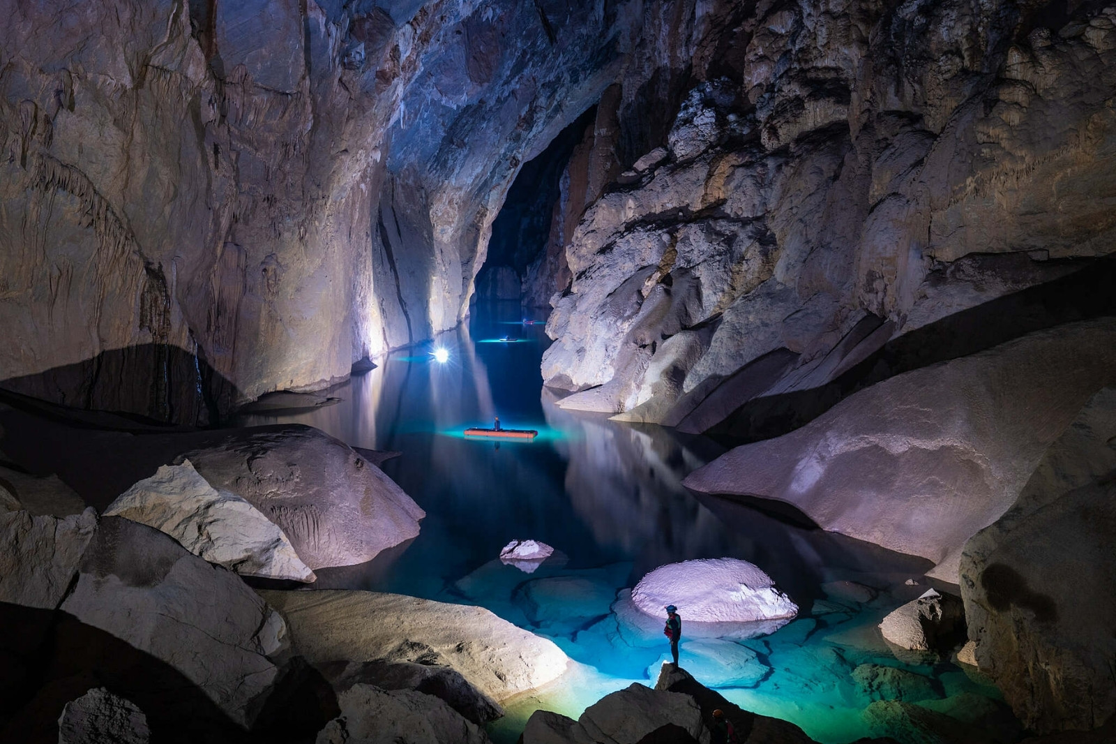 Trekking-kham-pha-ve-dep-ky-vi-cua-hang-son-doong