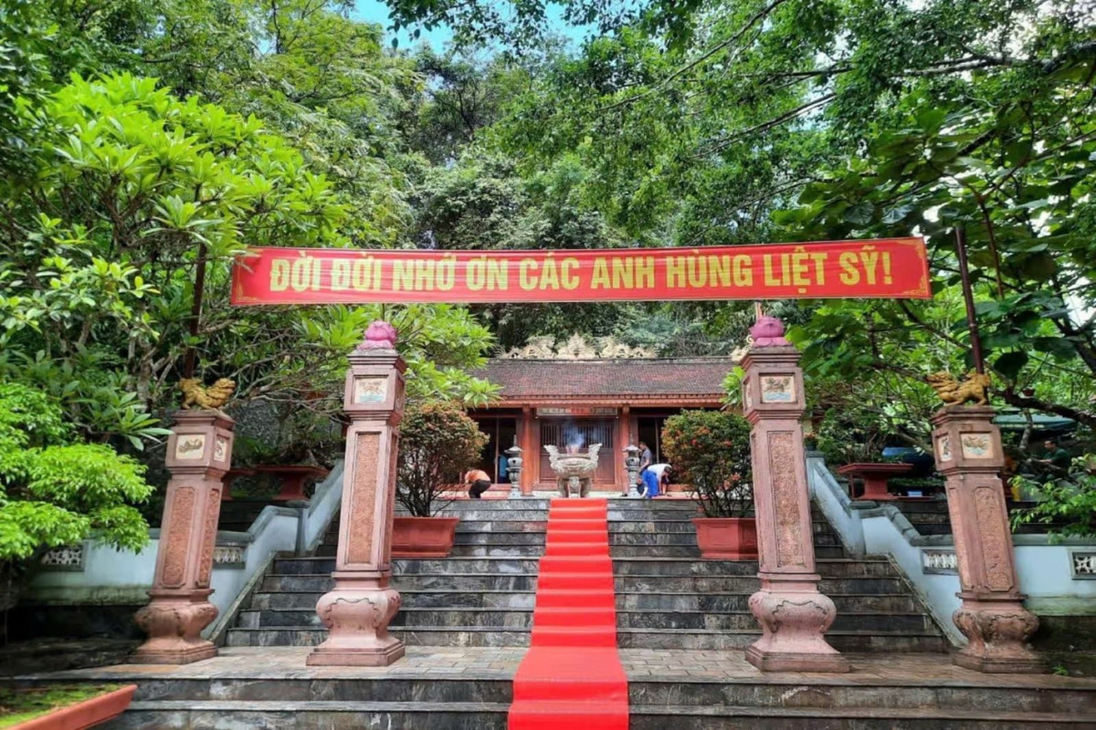 Đền thờ hang Tám Cô