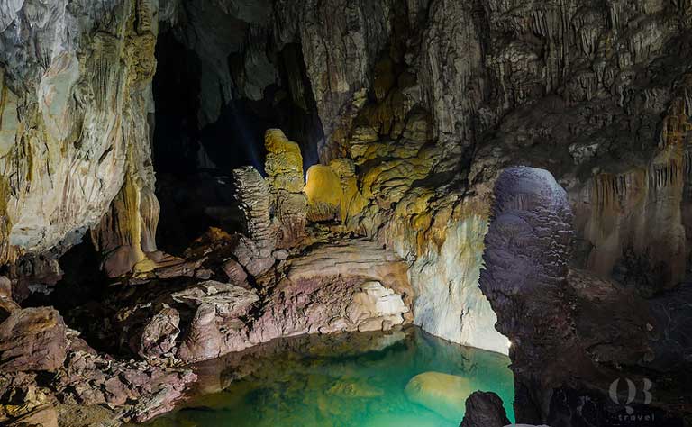 Hồ ngầm tuyệt đẹp nằm bên trong hang động