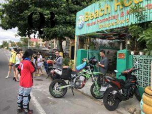 Đoàn du khách thuê xe máy đi du lịch Quảng Bình
