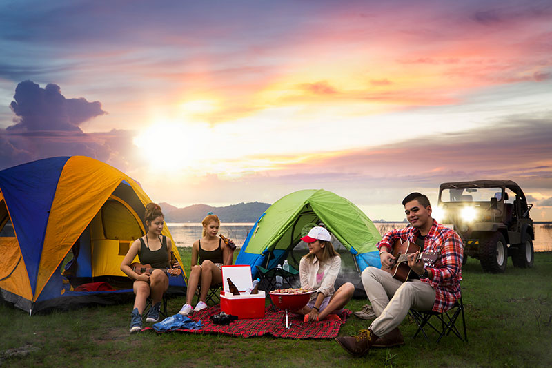 Nhóm bạn cùng thuê xe du lịch 4 chỗ đi cắm trại cuối tuần