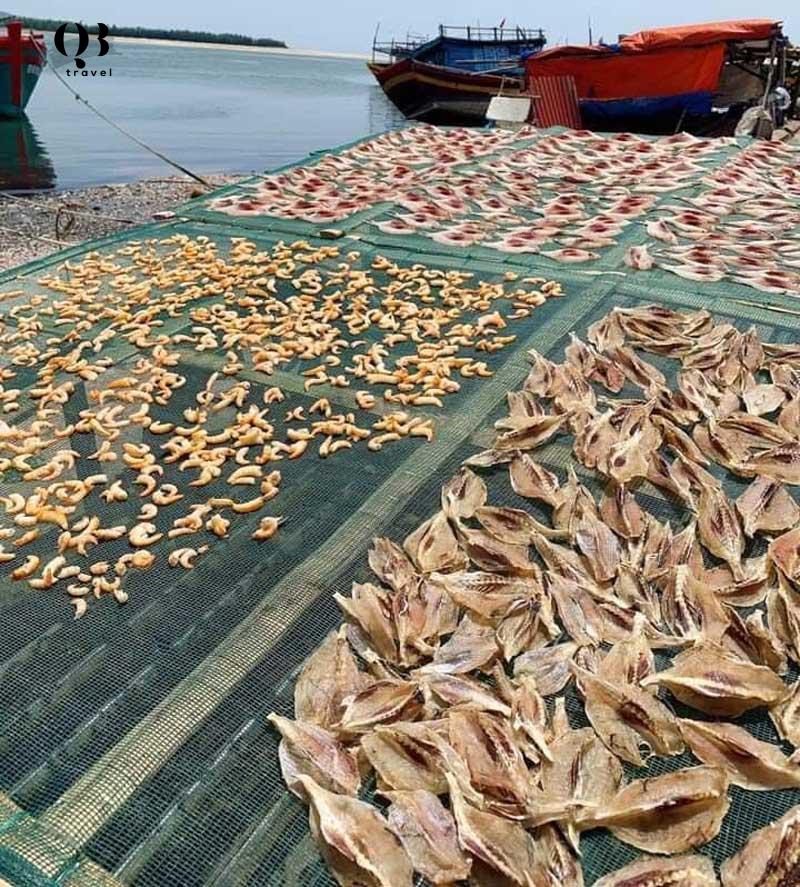 Đa dạng các loại hải sản khô được bày bán tại chợ vùng bên biển