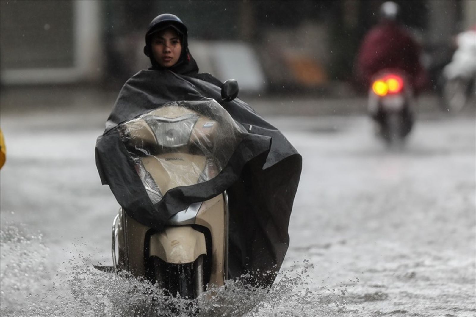 Gặp nhiều khó khăn khi đi xe máy vào mùa mưa