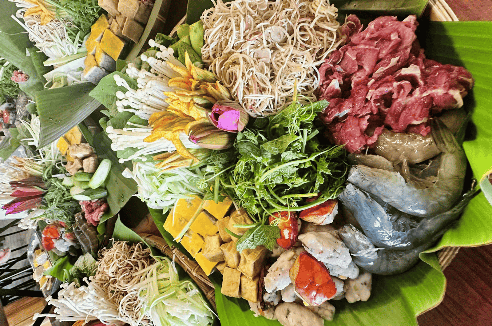 Những mẹt đồ ăn hấp dẫn của Khói Bistro
