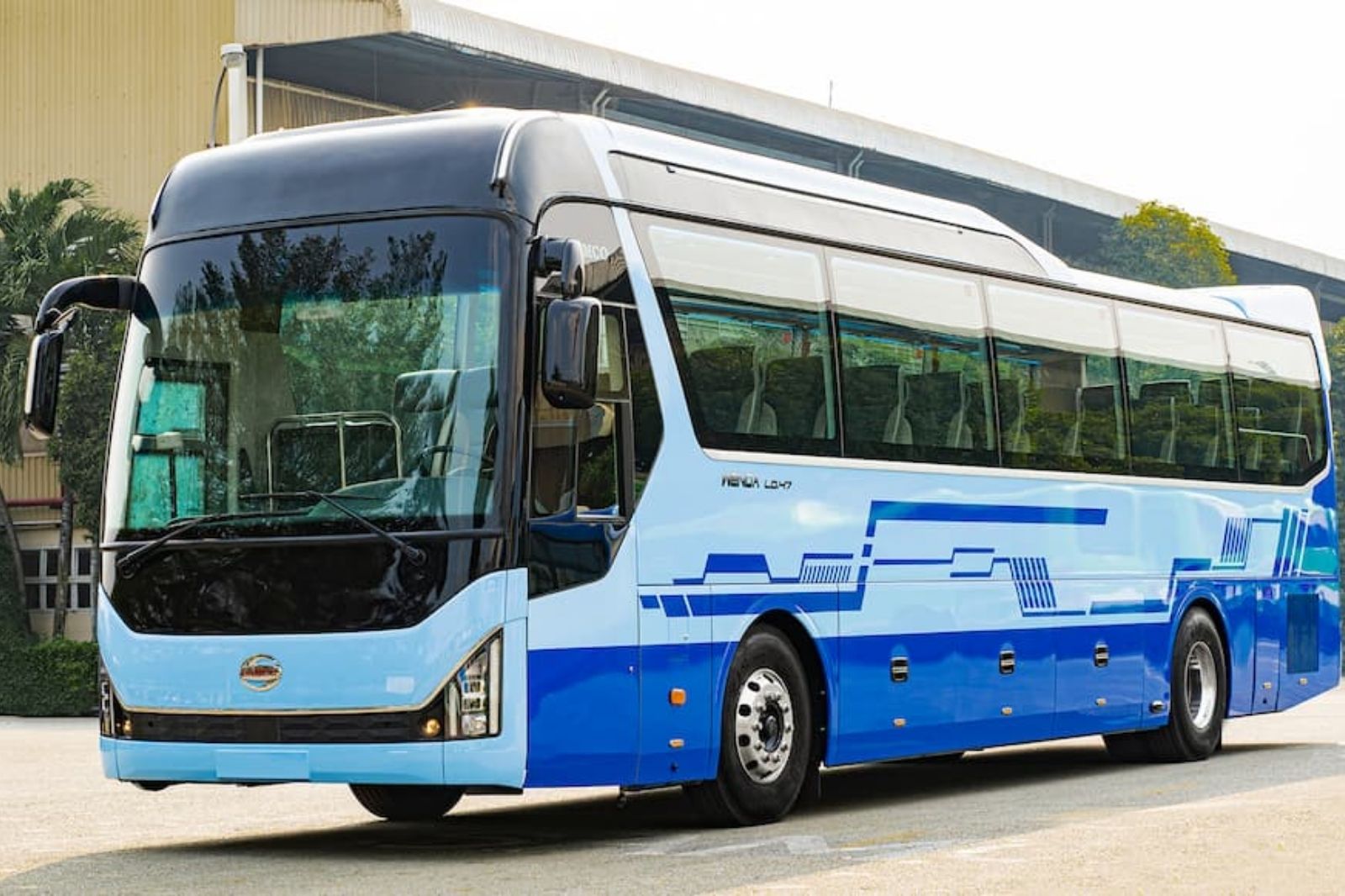 Một lựa chọn khác với xe cưới Samco Universe 45 chỗ