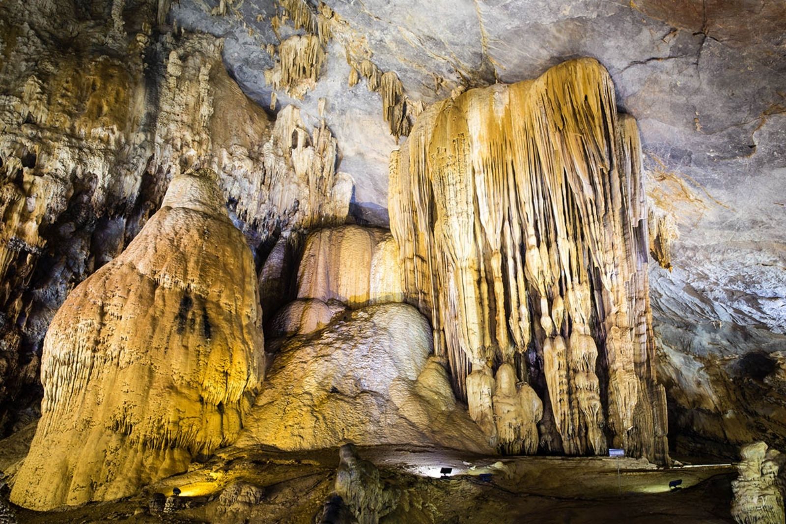 Những khối thạch nhũ với hình thù đặc biệt bên trong hang động