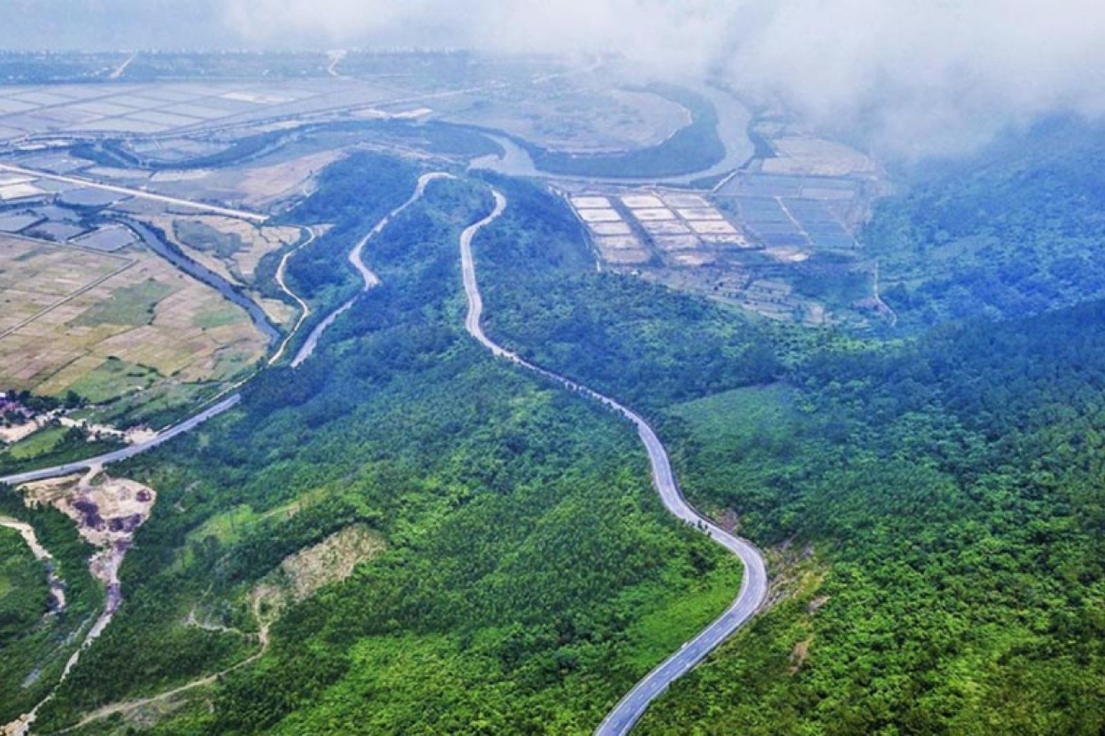 Đèo Ngang đã nhiều lần xuất hiện trong thi ca nhạc hoạ