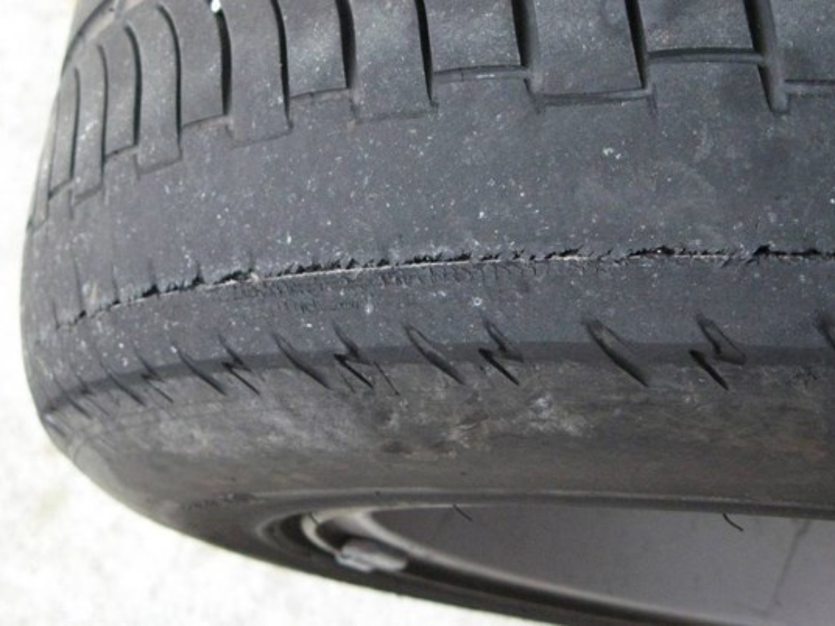 Lốp xe bị mòn, cần được thay thế