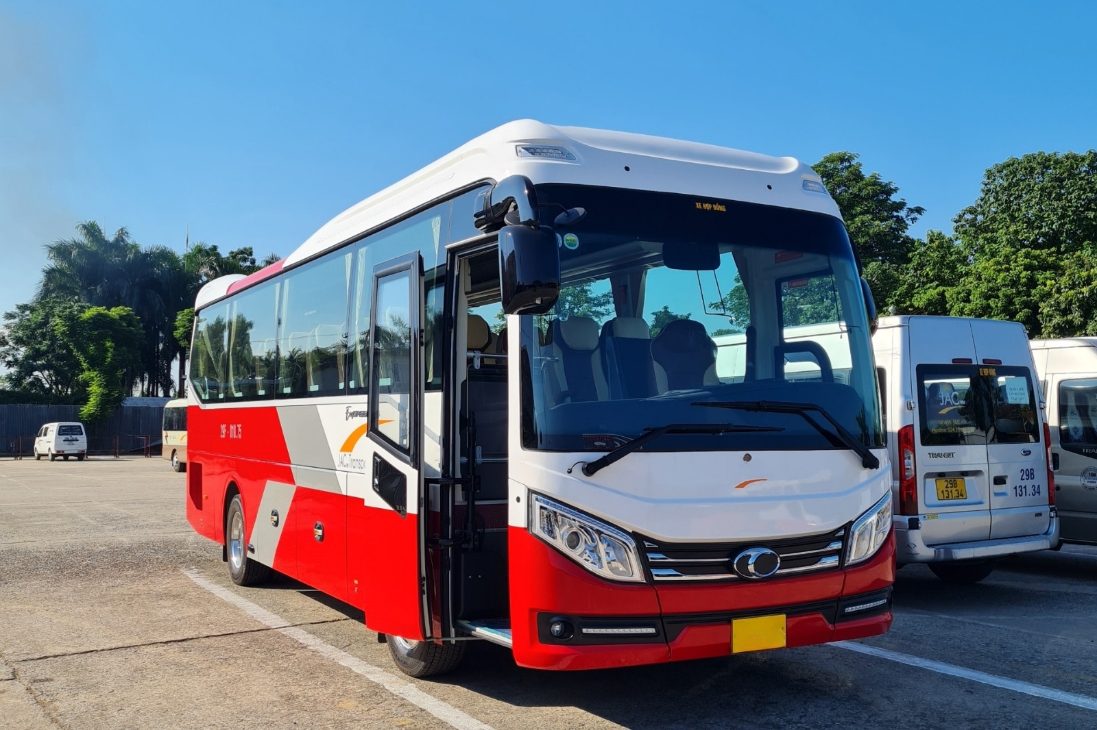 Xe 35 chỗ rộng rãi, tiện nghi, linh hoạt lịch trình