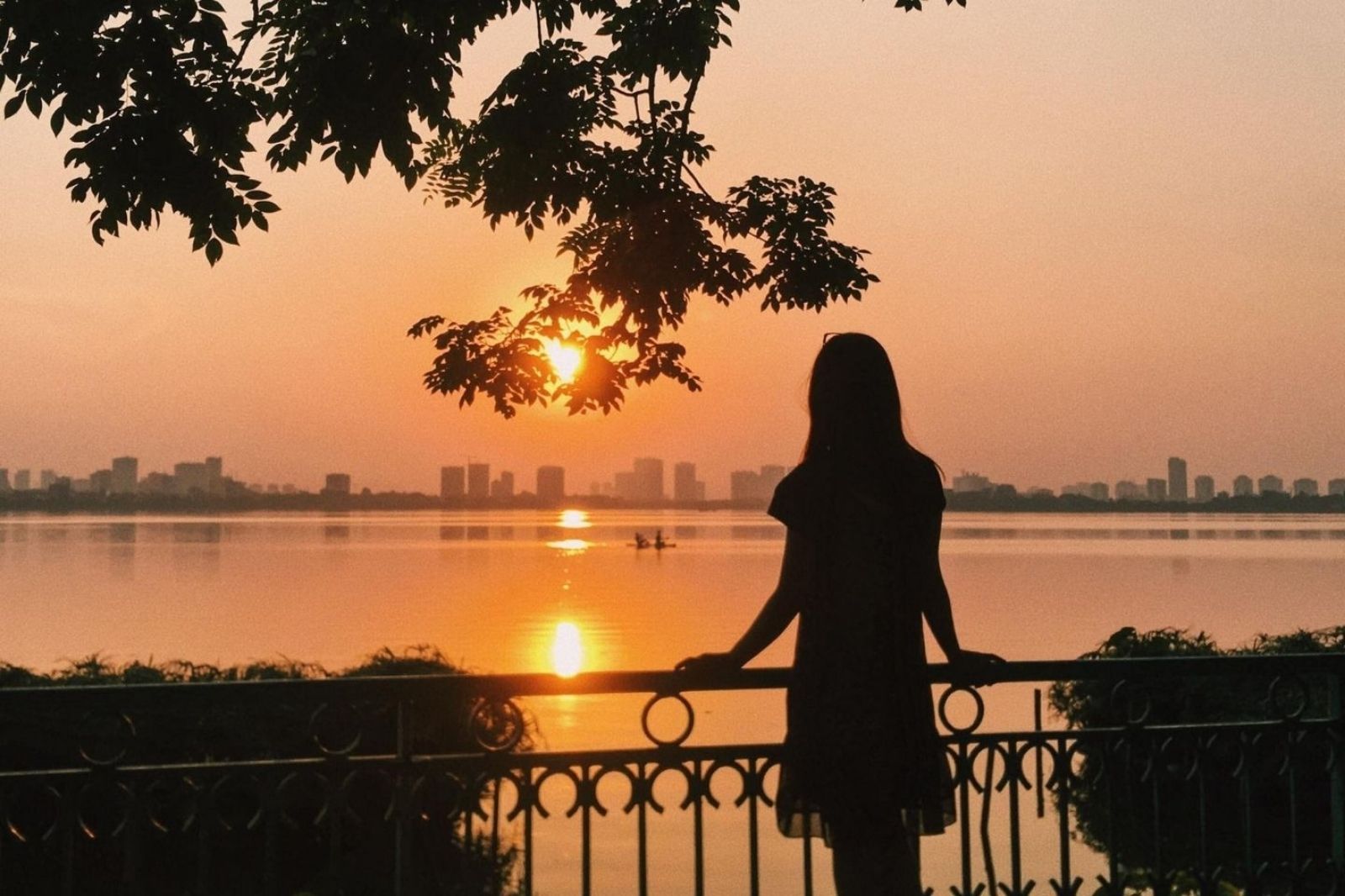 Check-in với cảnh hoàng hôn ở Hồ Tây