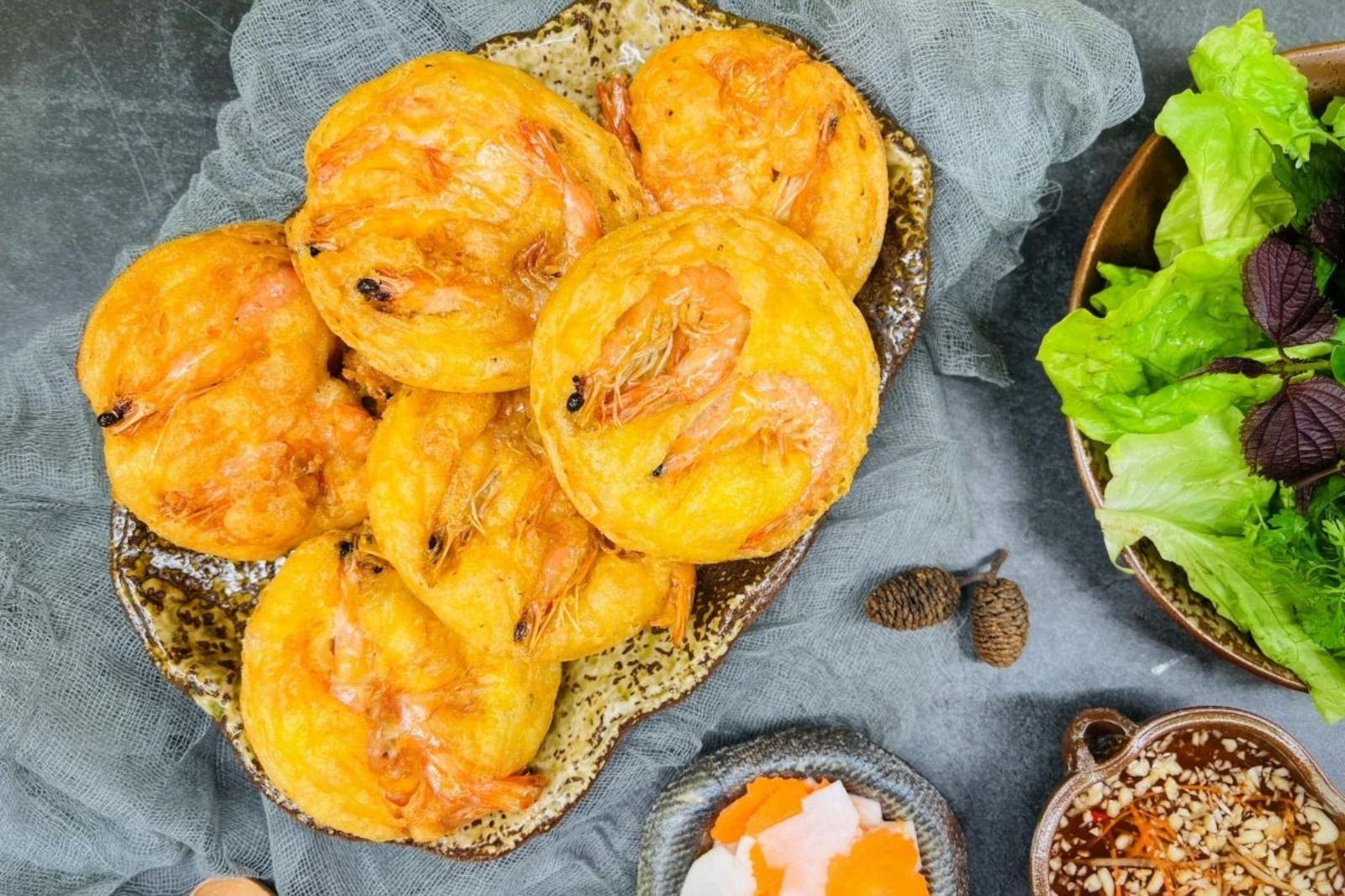Đặc sản bánh tôm Tây Hồ