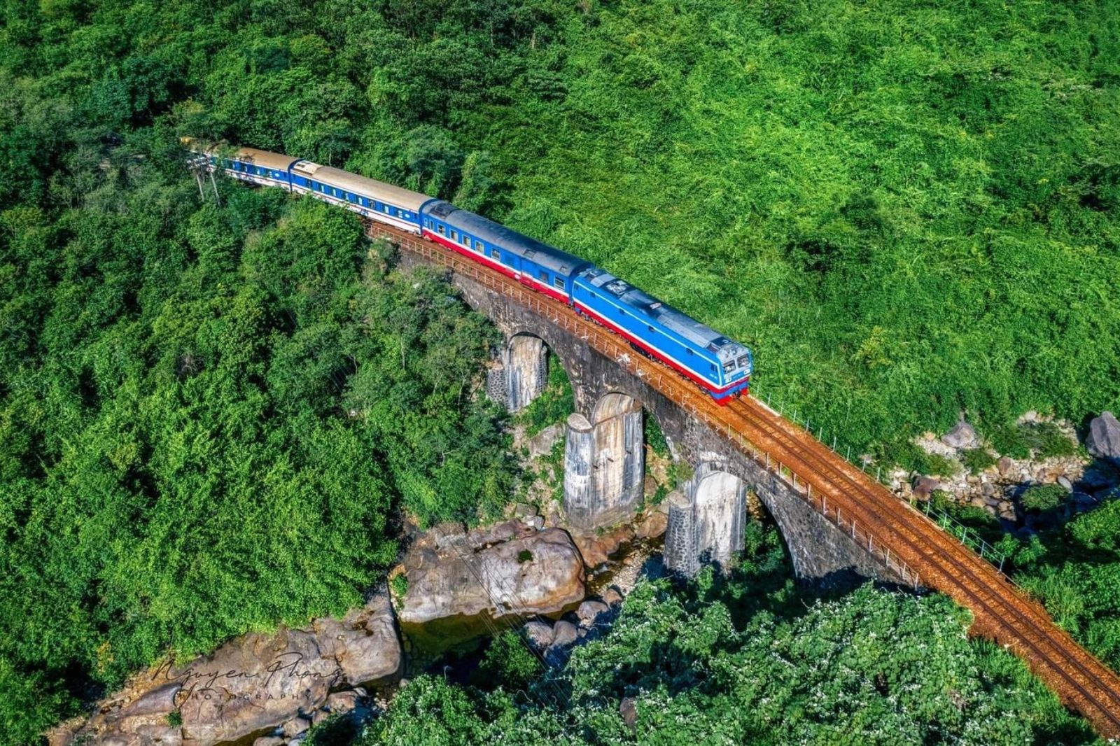 Di-chuyen-bang-tau-hoa-de-ngam-nhin-ve-dep-thien-nhien
