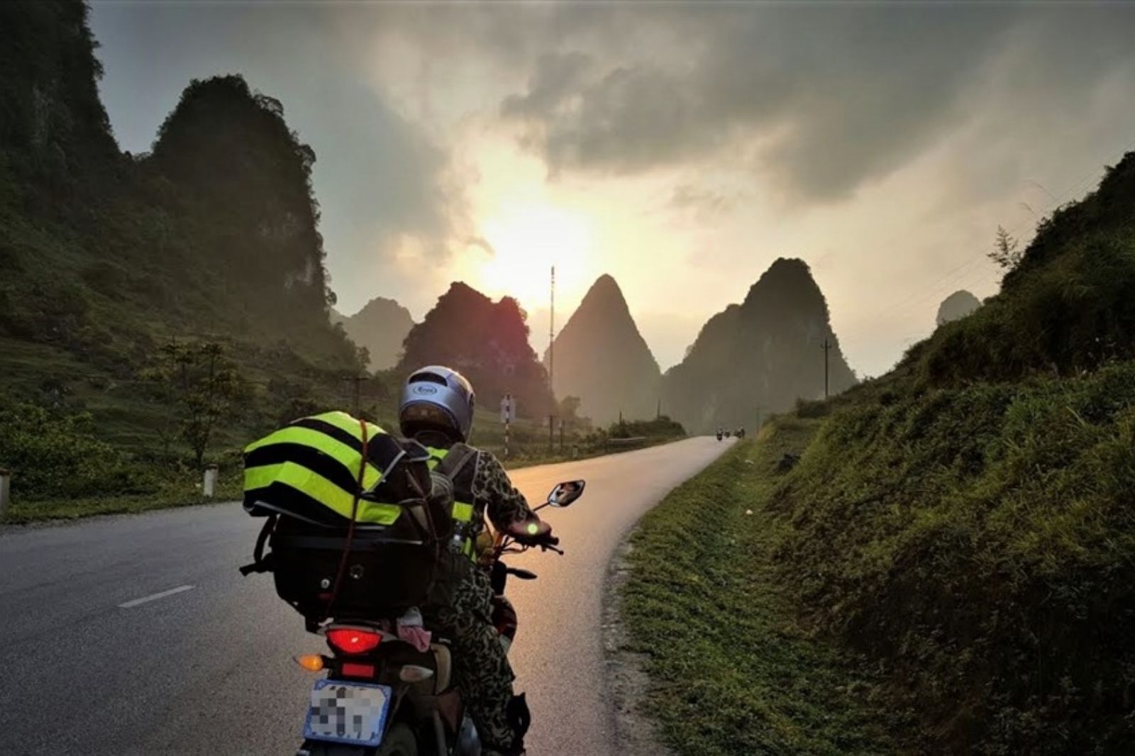 Du-khach-hay-tuan-thu-luat-giao-thong-khi-di-chuyen-tren-duong