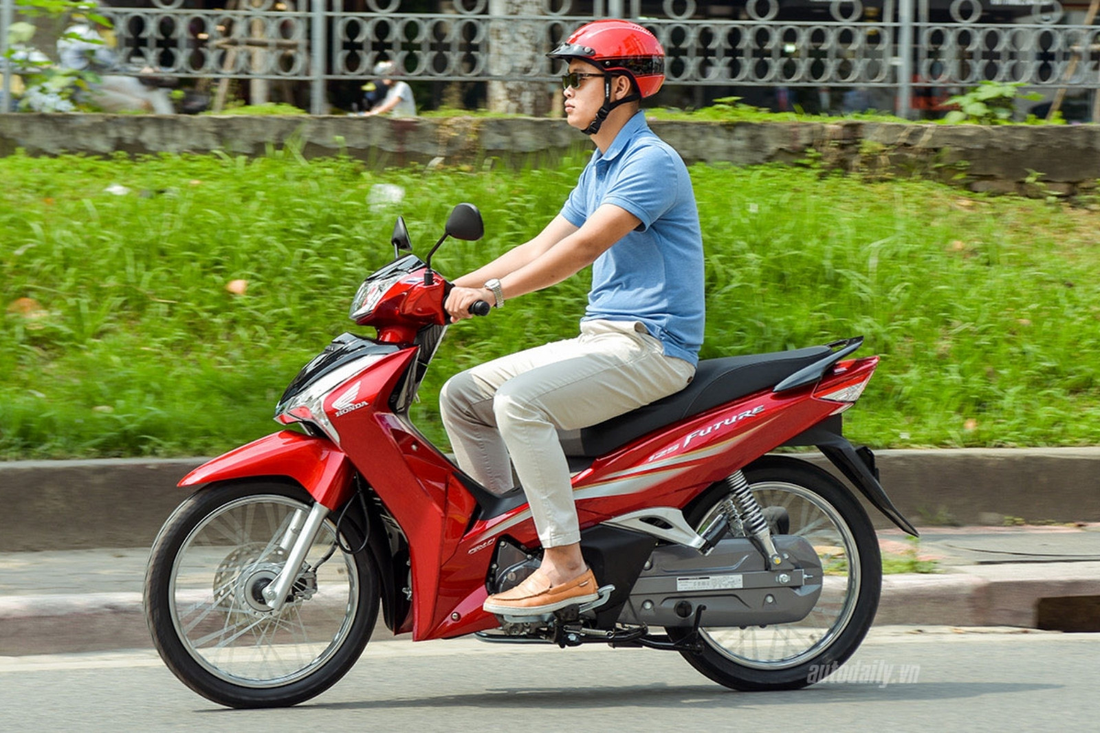 Khi-tham-gia-giao-thong-luon-phai-doi-mu-bao-hiem