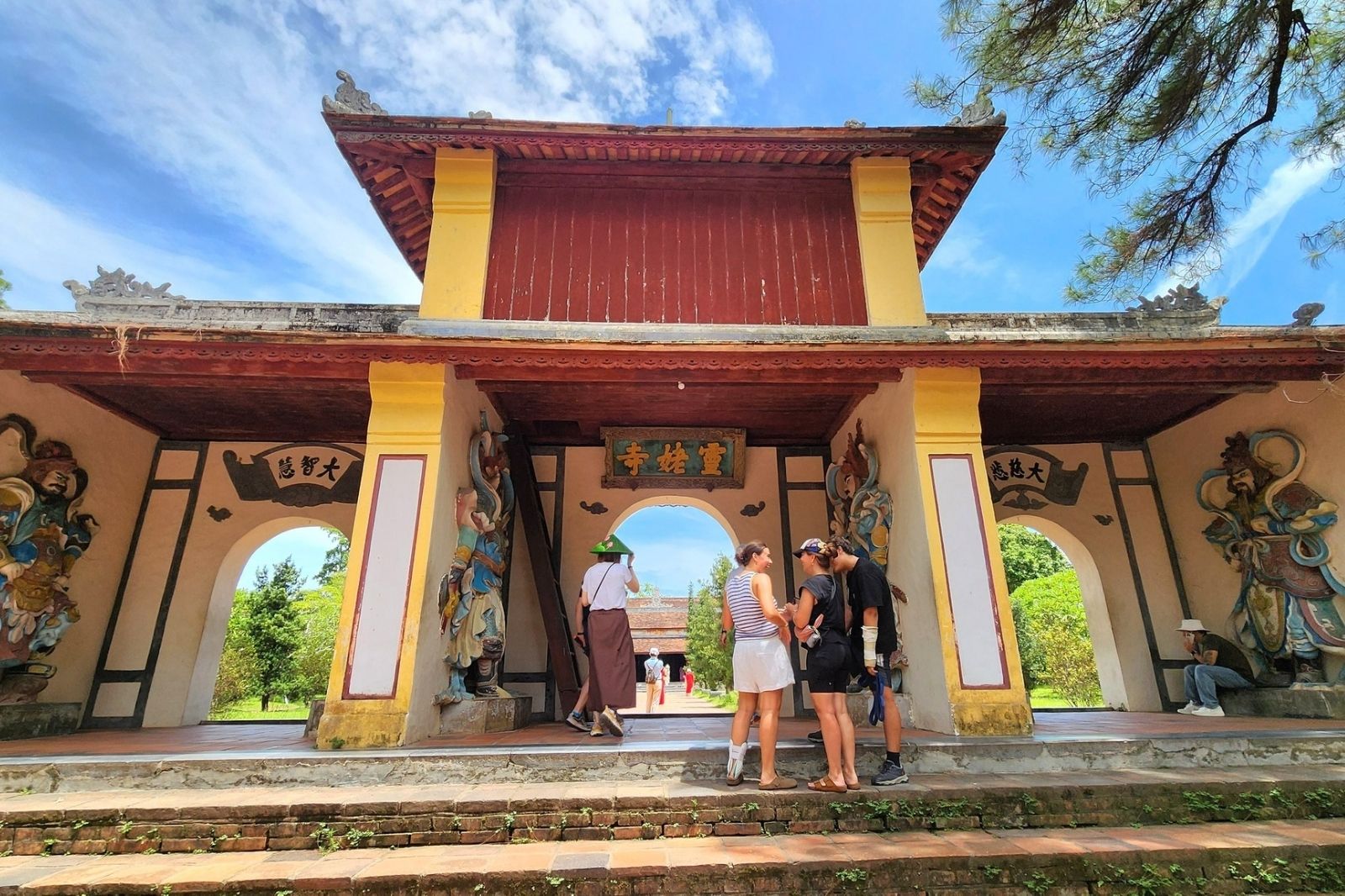 Ông thiện - ông ác ở chùa Thiên Mụ