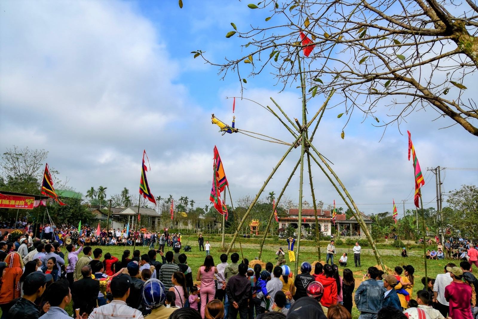 Lễ hội Đu tiên Huế - Trò chơi dân gian mạo hiểm nhưng đầy tình tứ ngày xuân