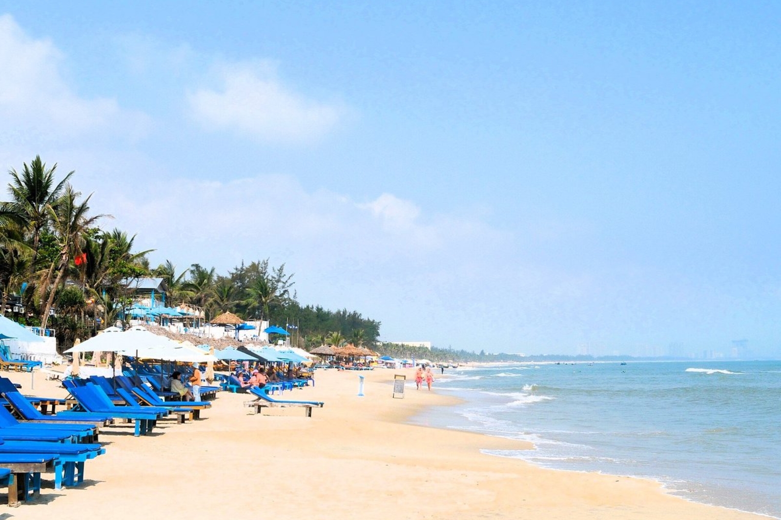 Bờ cát trắng trải dài, nơi du khách thoả thích vui chơi