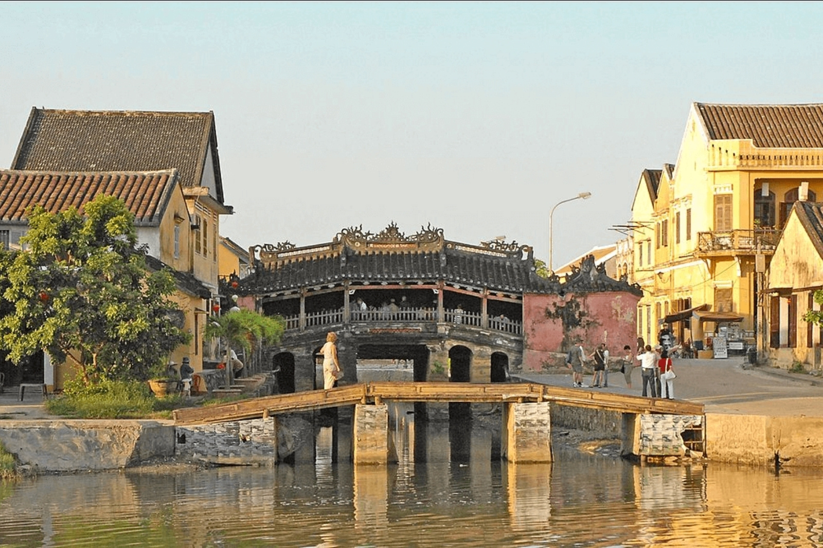 Chùa Cầu nổi tiếng phố Hội