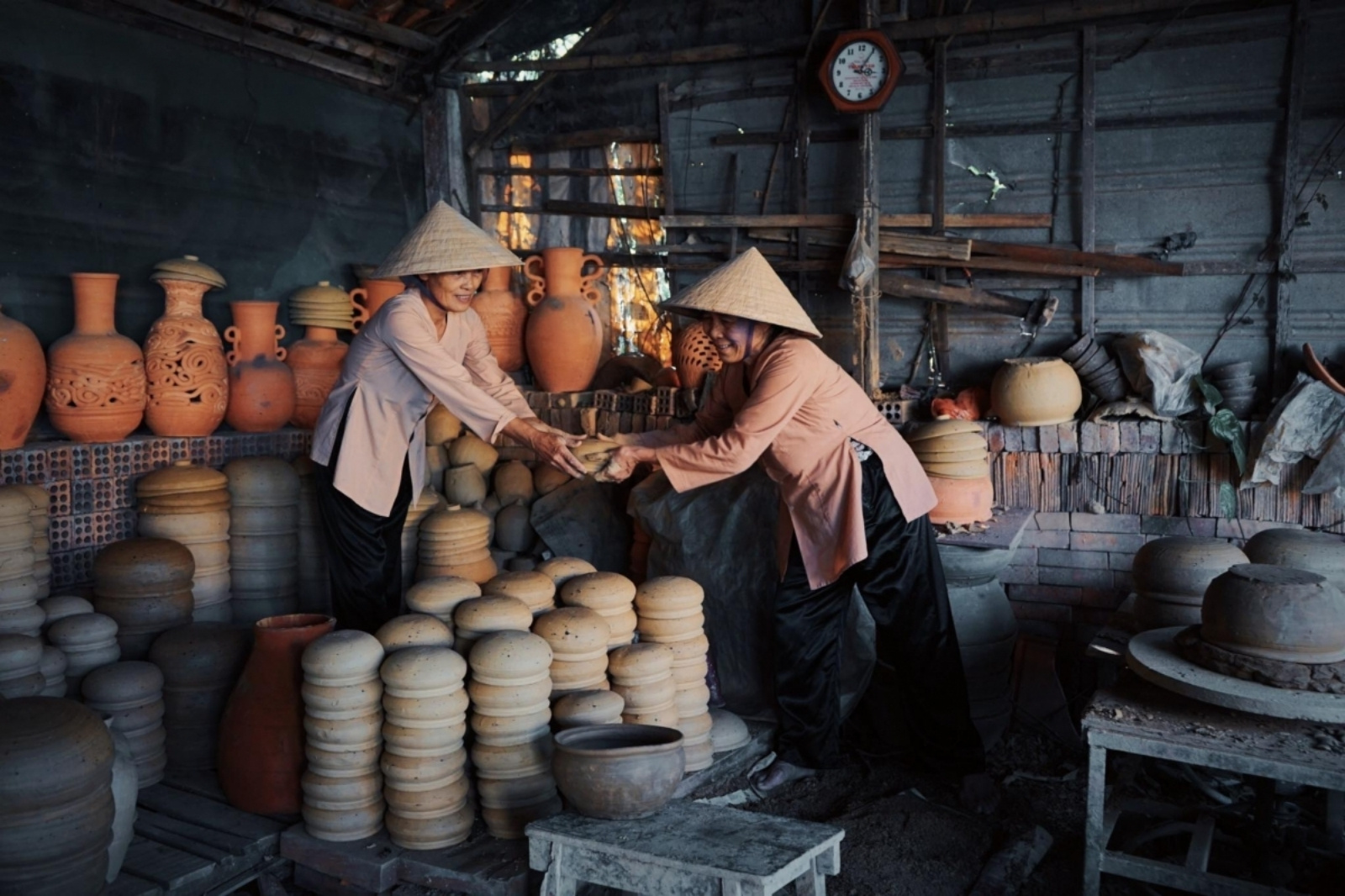 Dạo quanh làng gốm tìm hiểu di sản hơn 500 năm tuổi