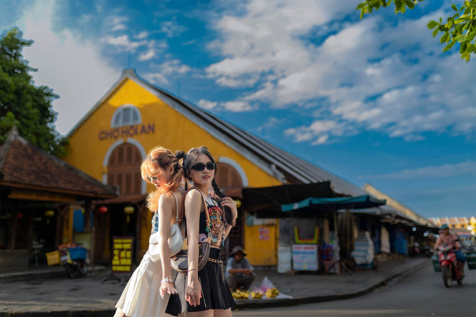 Du khách check-in tại chợ Hội An