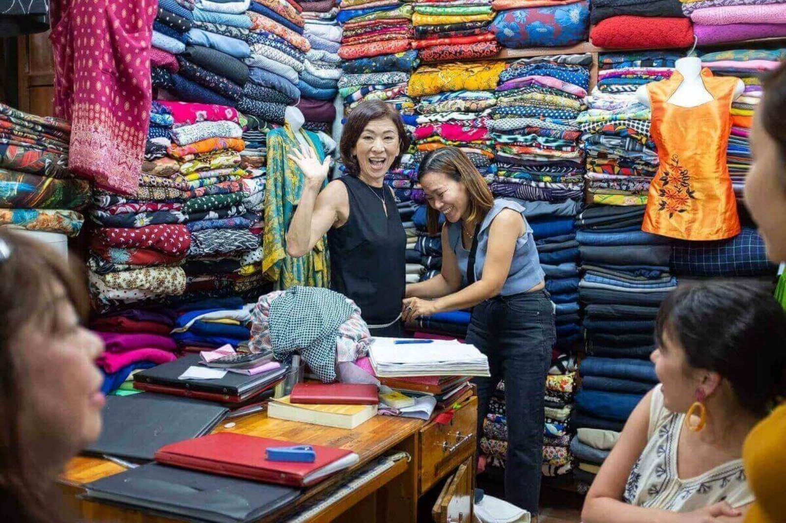 Du khách hứng thú với dịch vụ may đo thần tốc