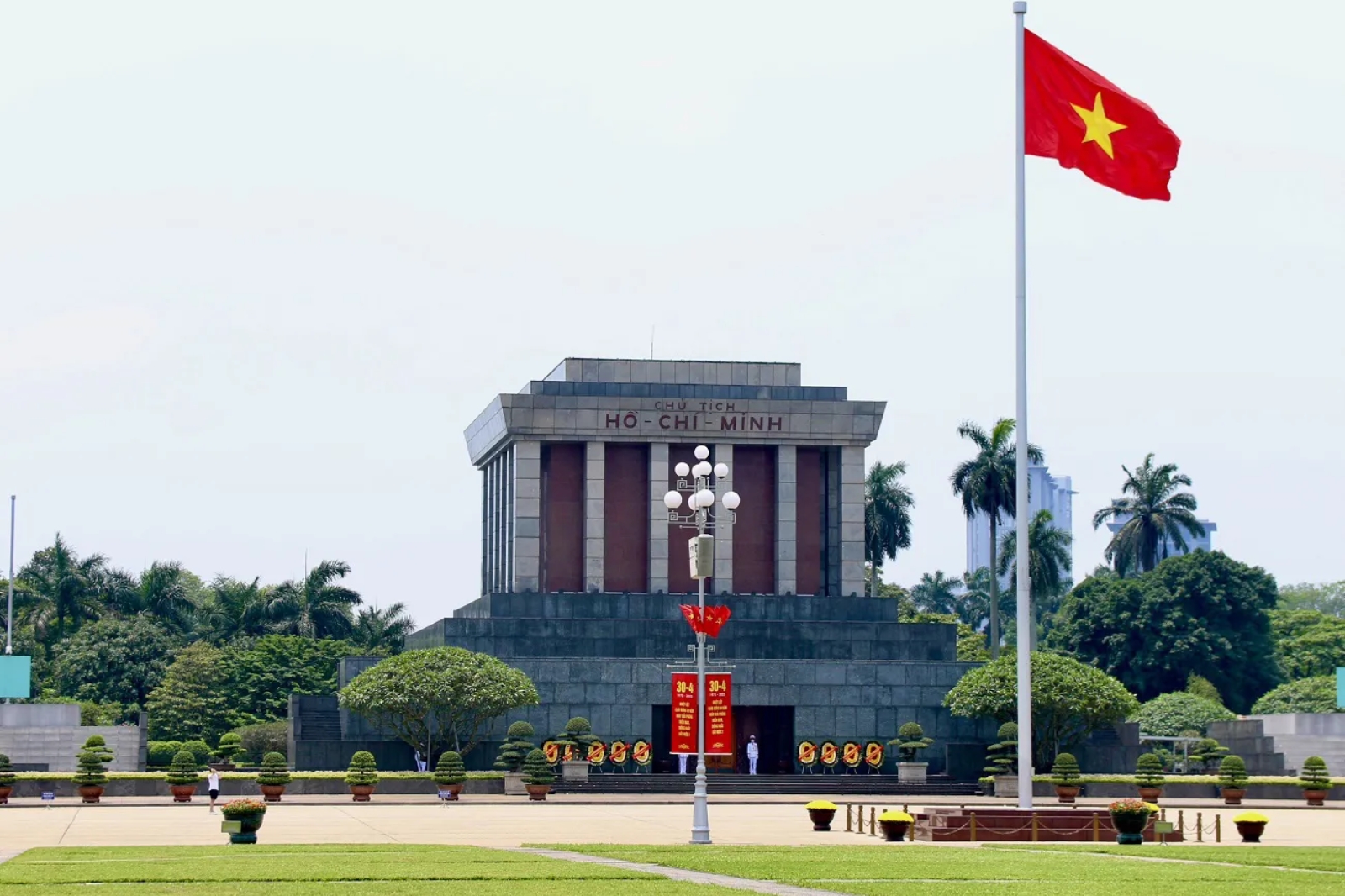 Lăng Bác giữa Quảng trường Ba Đình