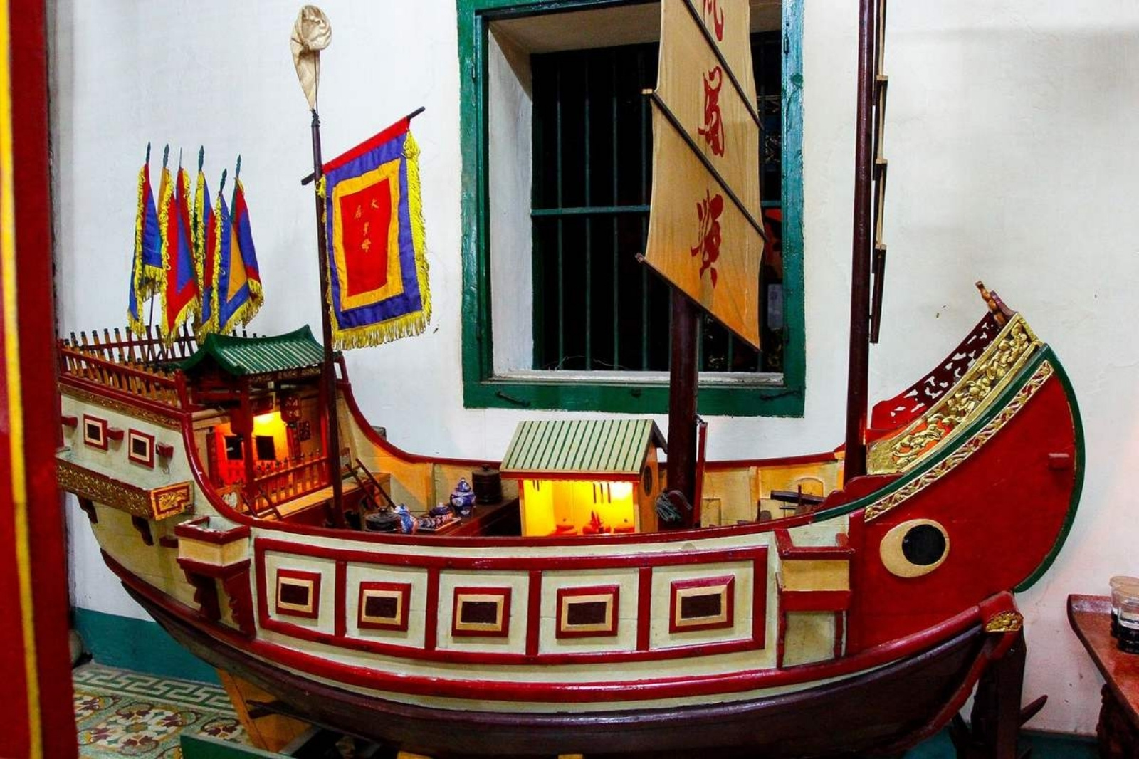 Mô hình thuyền buồm cổ bên trong hội quán