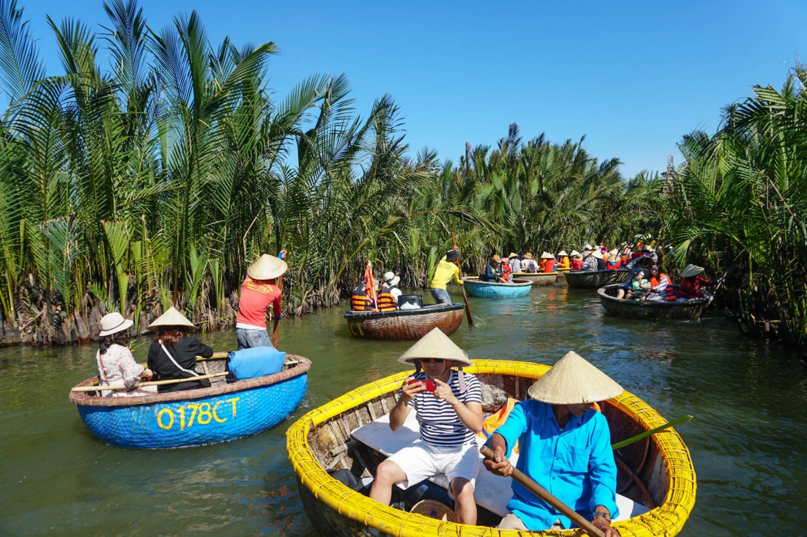 Trải nghiệm ngồi thuyền thúng khám phá rừng dừa