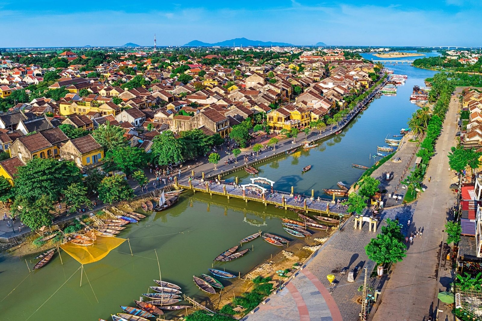 Vẻ đẹp của phố cổ dưới ánh nắng lung linh
